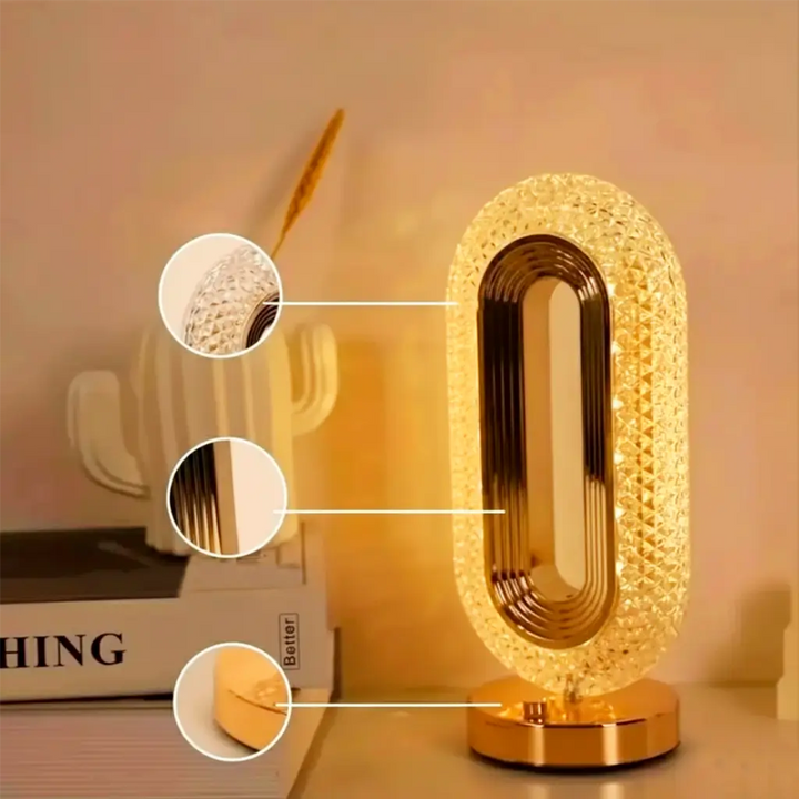 detalhe-em-cristal-da-luminaria-de-mesa-dourada-para-sala-quarto-exibindo-a-base-de-metal-luz-de-cristal-e-luz-potente