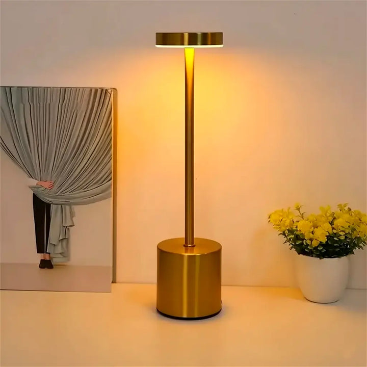 luminaria-de-mesa-aura-dourada-iluminando-sala-de-estar-moderna-e-aconchegante-com-decoracao-leve
