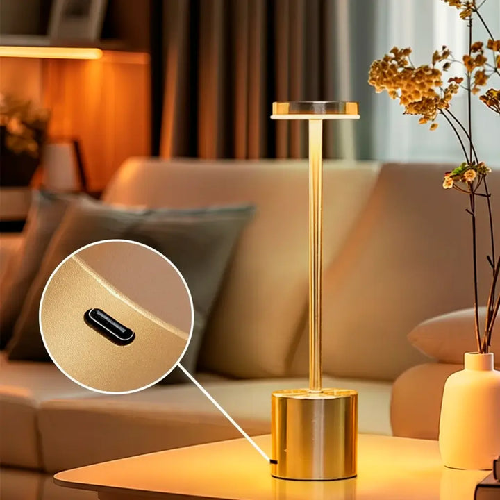 detalhes-luminaria-de-mesa-aura-dourada-sem-fio-carregamento-usb-botao-touch-em-sala-de-estar
