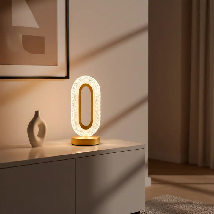 luminaria-de-mesa-aurora-em-mesa-de-sala-moderna-com-decoracao-premium-e-iluminacao-leve-e-sofisticada