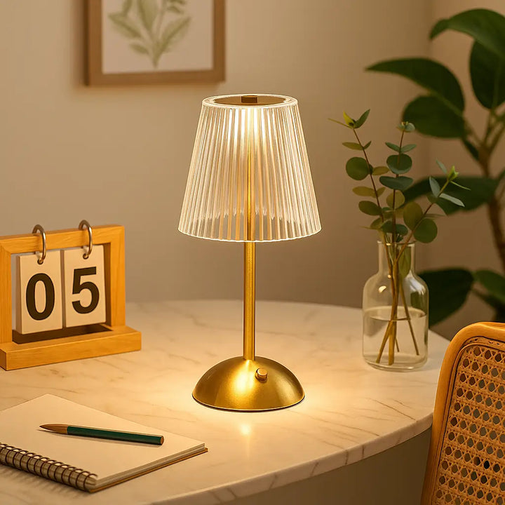 luminaria-de-mesa-dourada-em-acrilico-iluminando-sala-quarto-moderno-com-decoracao-premium-e-design-sofisticado