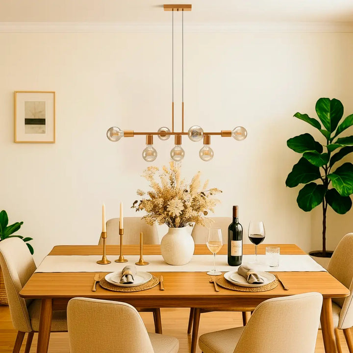 luminaria-de-teto-rubis-dourada-estilo-industrial-iluminando-sala-de-jantar-decorada-com-luz-aconchegante-e-brilho-especial