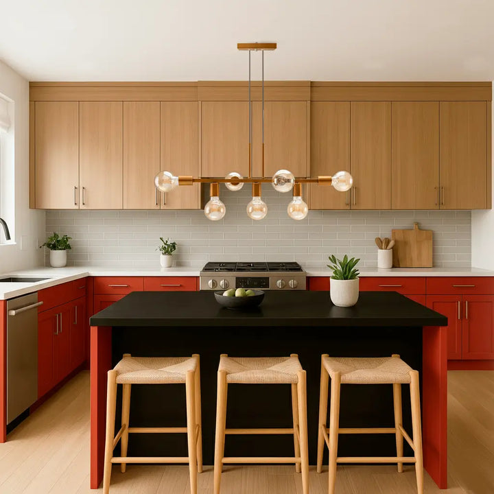 luminaria-de-teto-rubis-dourada-estilo-industrial-iluminando-cozinha-tranquila-em-aconchegante-com-decoracao-simples-moderna